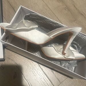Gorgeous bow heels- ivory size 5- never worn!